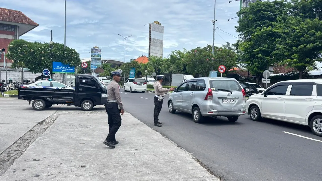 Sat Lantas Polres Bandara Kendalikan Kemacetan, Akses Menuju Bandara Tetap Lancar
