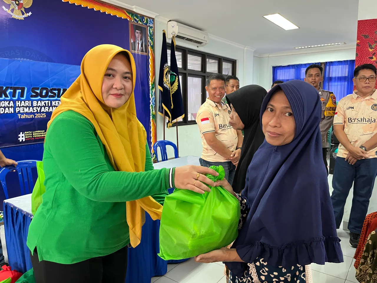 Peringati Hari Bakti Kementerian Imigrasi dan Pemasyarakatan, Lapas Narkotika Pamekasan Berbagi 75 Paket Sembako