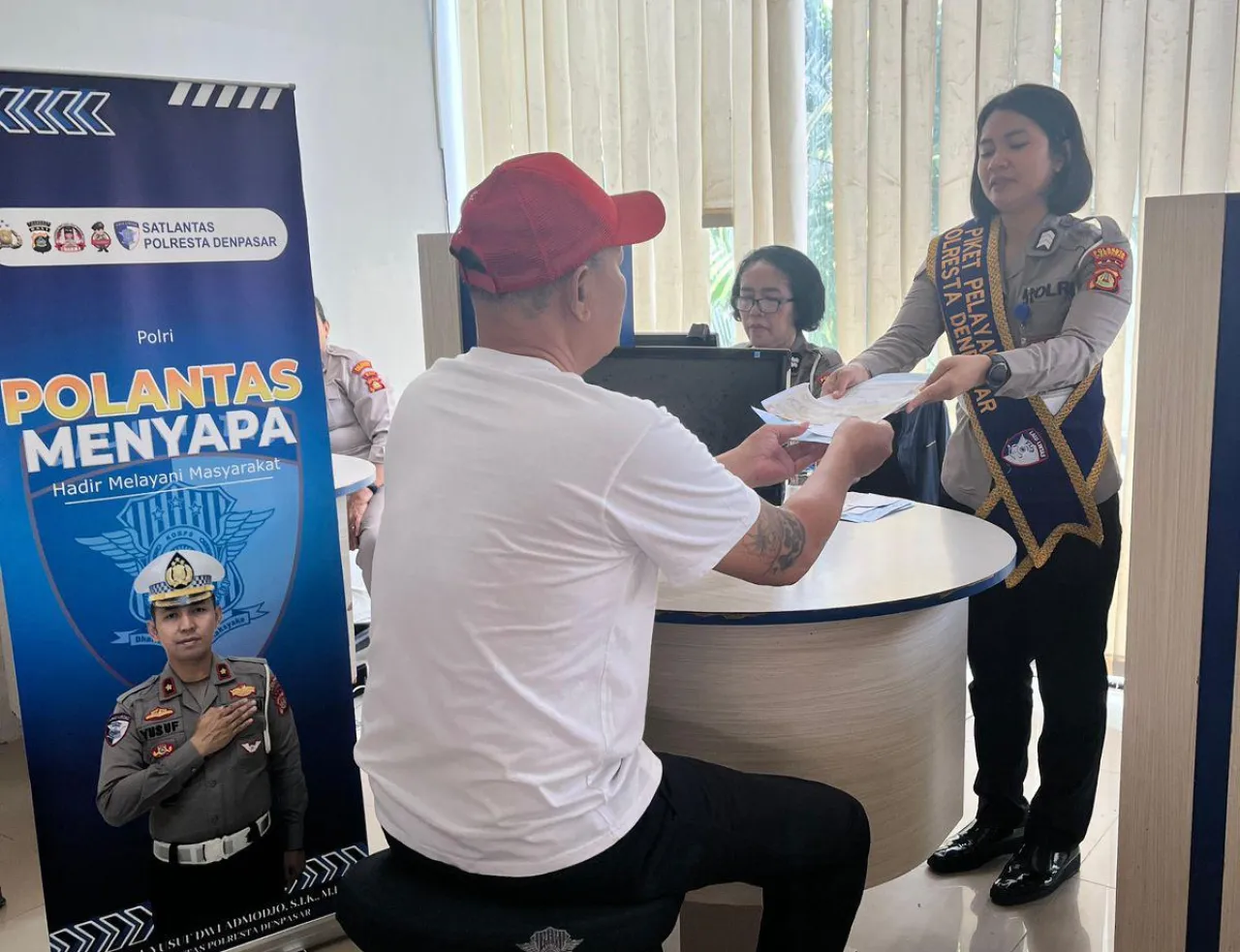 Satpas SIM Polresta Denpasar Pastikan Pelayanan SIM Maksimal, Petugas Berikan Panduan Lengkap Kepada Pemohon
