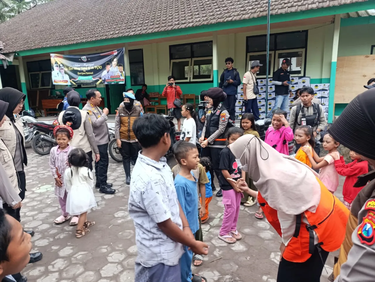 Polres Lumajang Lakukan Trauma Healing, Anak - anak Pengungsi Semeru Kembali Ceria