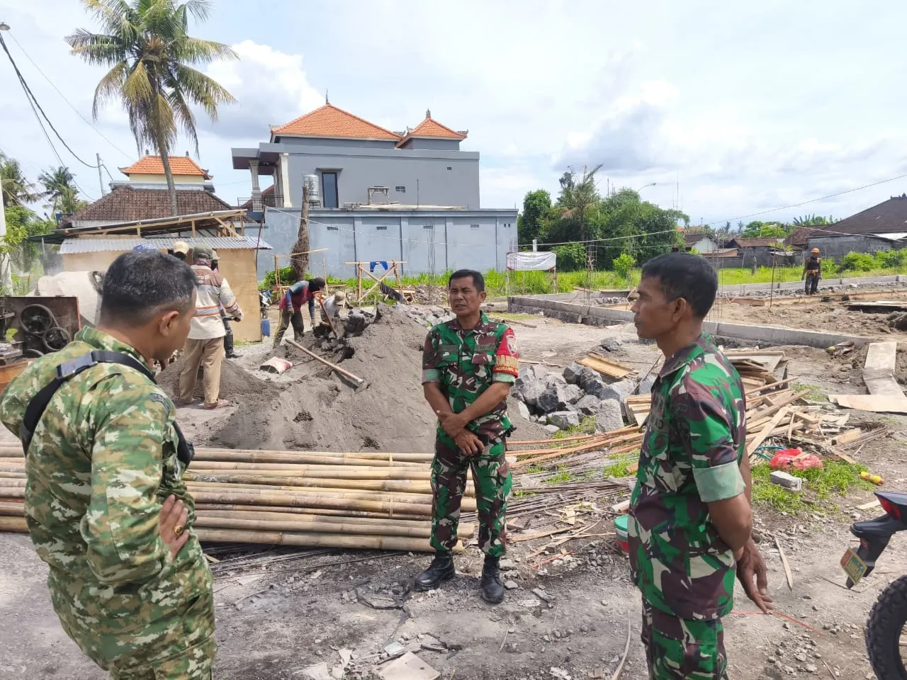 Pastikan Pembangunan Tepat Sasaran, Dandim 1616/Gianyar Lakukan Pengawasan Proyek Koperasi Desa