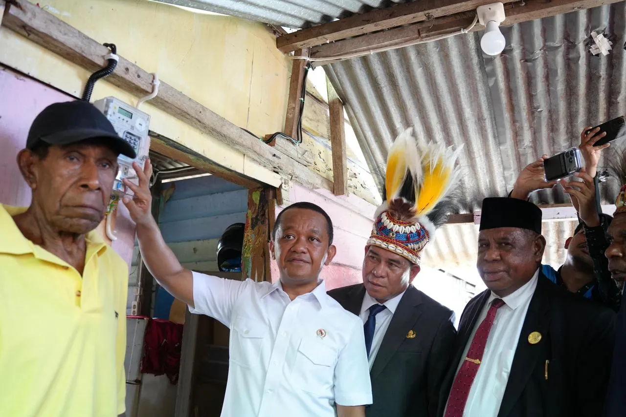 Bukti Listrik untuk rakyat, Sambung Listrik 100 Keluarga Prasejahtera di Fakfak Papua Barat