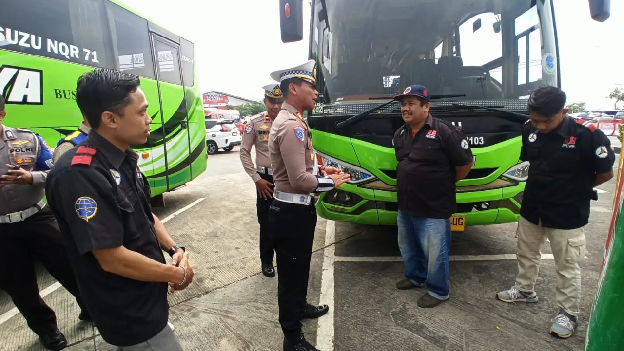 Polantas Menyapa : Operasi Zebra Semeru PJR Polda Jatim Beri Edukasi Tertib Lalin