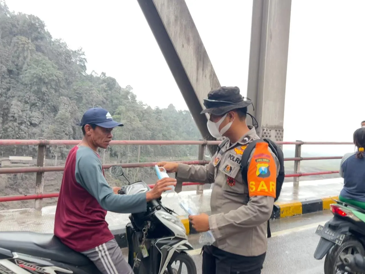Tim SAR Polda Jatim Bagikan Masker ke Warga Terdampak Abu Vulkanik Semeru