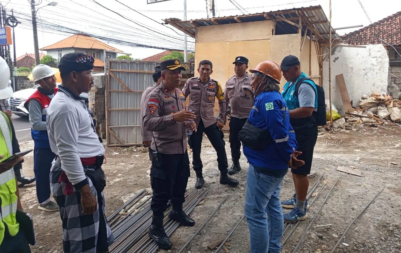 Lakukan Giat Sambang Kamtibmas, Kapolsek Dentim Sapa Buruh Proyek Unmas dan Beri Arahan Keamanan