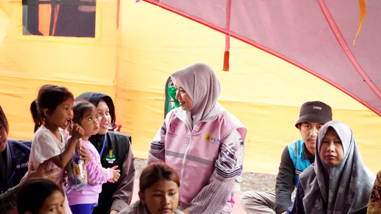 Srikandi PLN Icon Plus Jatim Berbagi Kebaikan, Salurkan Bantuan untuk Warga Terdampak Erupsi Gunung Semeru di Lumajang