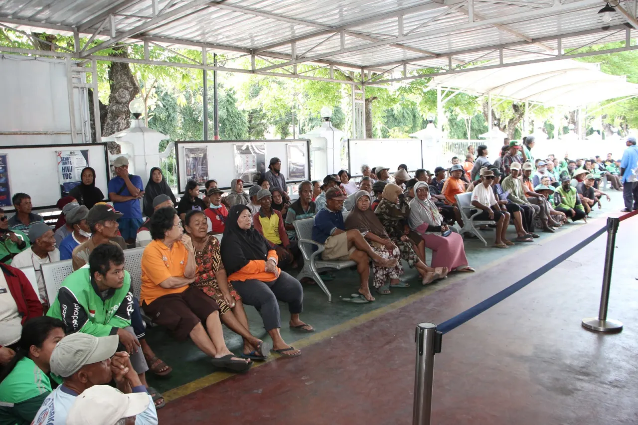 Dekat dengan Masyarakat, Lapas I Madiun Laksanakan Kegiatan Sosial Makan Gratis dan Bantuan Sembako Rutin Setiap Jum’at