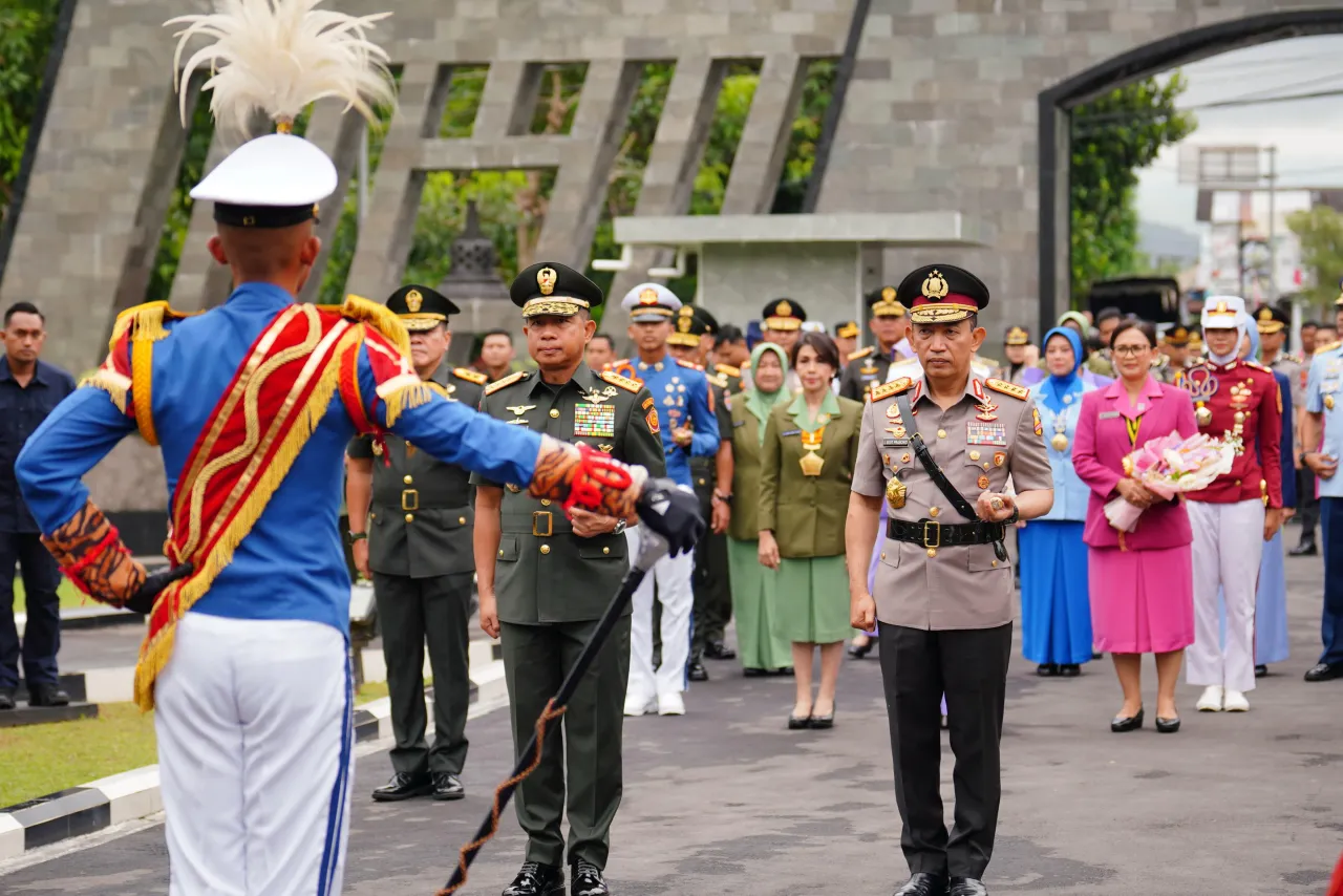 Pimpin Wisuda Prajurit Taruna, Kapolri Tekankan Sinergitas TNI-Polri untuk Wujudkan Indonesia Emas 2045 