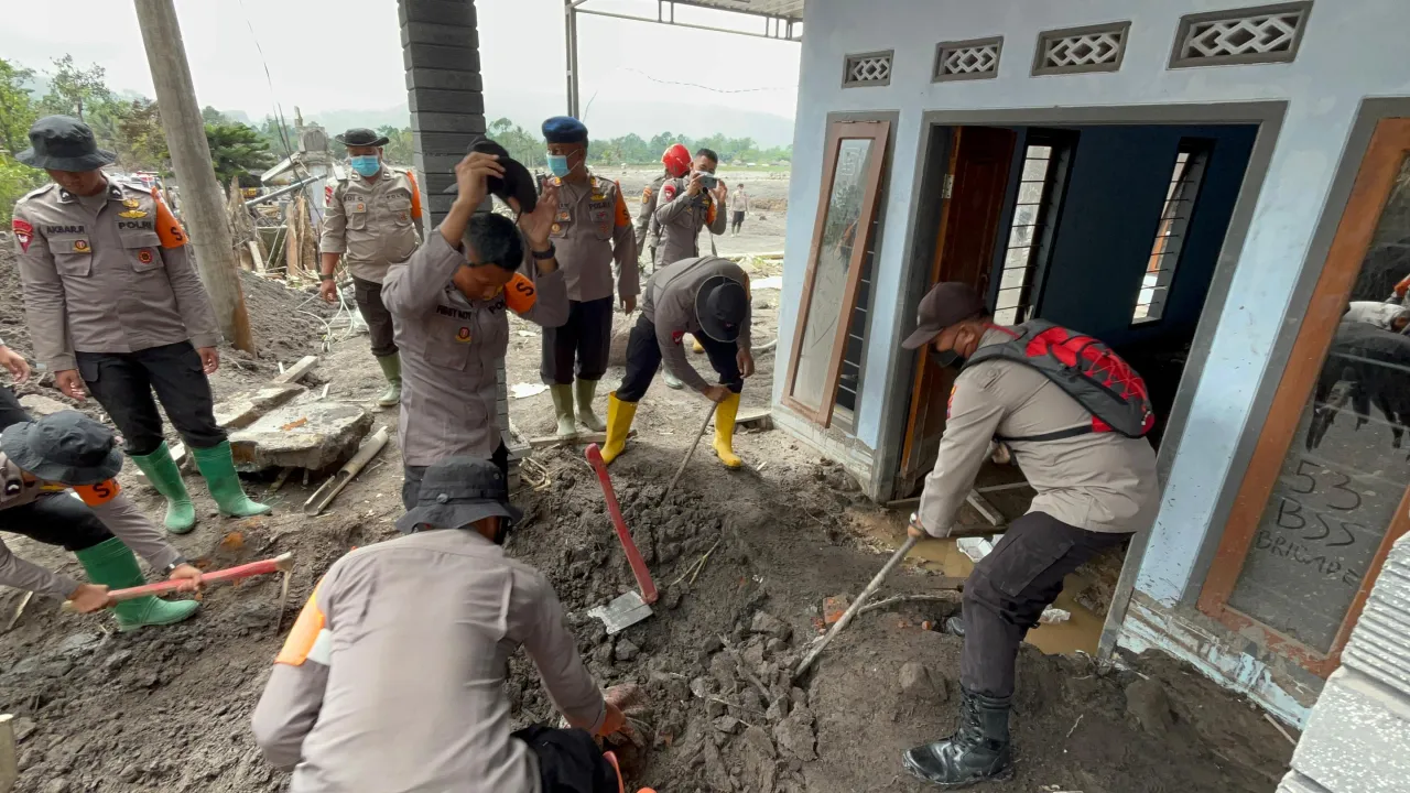 Polisi Bersihkan Rumah Warga Terdampak Erupsi Gunung Semeru di Lumajang