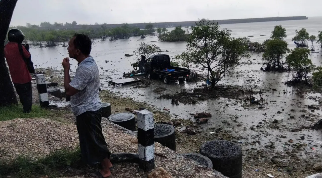 Pick Up Terjun ke Laut di Camplong, Sopir Luka Usai Mobil Oleng Saat Hujan Deras
