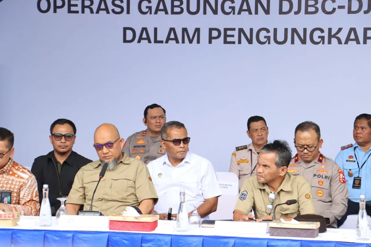Kapolres Priok Pimpin Pengamanan Konferensi Pers, Polri-Bea Cukai Ungkap Modus Ekspor Ilegal 87 Kontainer Produk Turunan