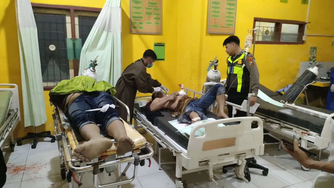 Dua Orang Meninggal Dunia Akibat Kecelakaan Maut Truk Fuso dan Motor di Sampang ​