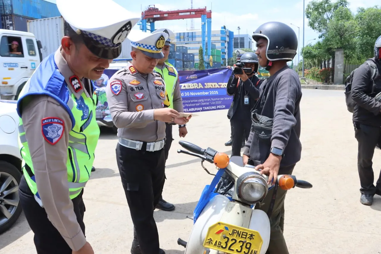 Operasi Zebra Polres Pelabuhan Priok, Polisi Tindak Pengendara Lawan Arus hingga Main HP di Jalan