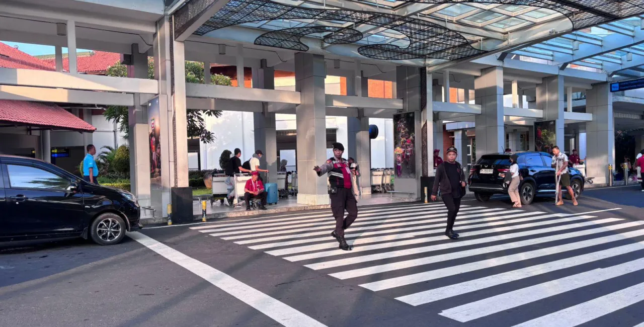 Sat Samapta Polres Bandara Ngurah Rai Kendalikan Arus Pagi di Drop Zone Domestik, Lalin Ramai Lancar