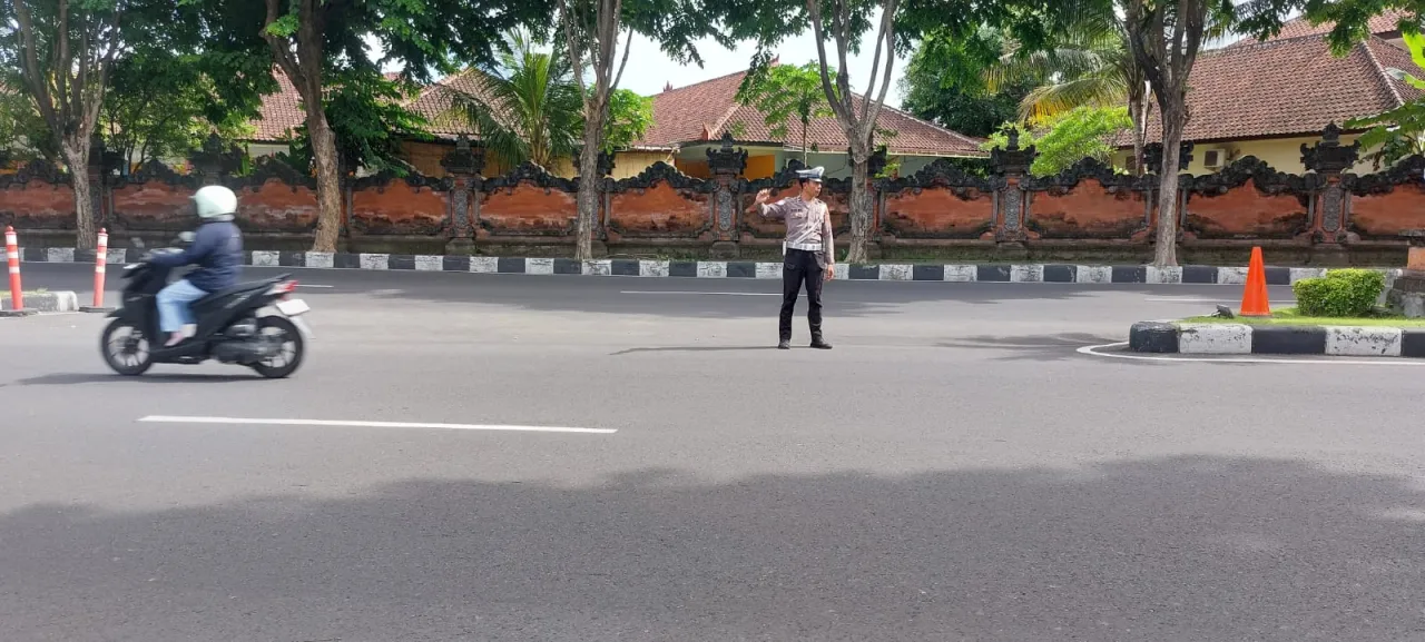 Sat Lantas Polres Kawasan Bandara Lakukan Pengaturan di Jalur Masuk dan Keluar Bandara, Arus Lalin Terpantau Normal Lanc