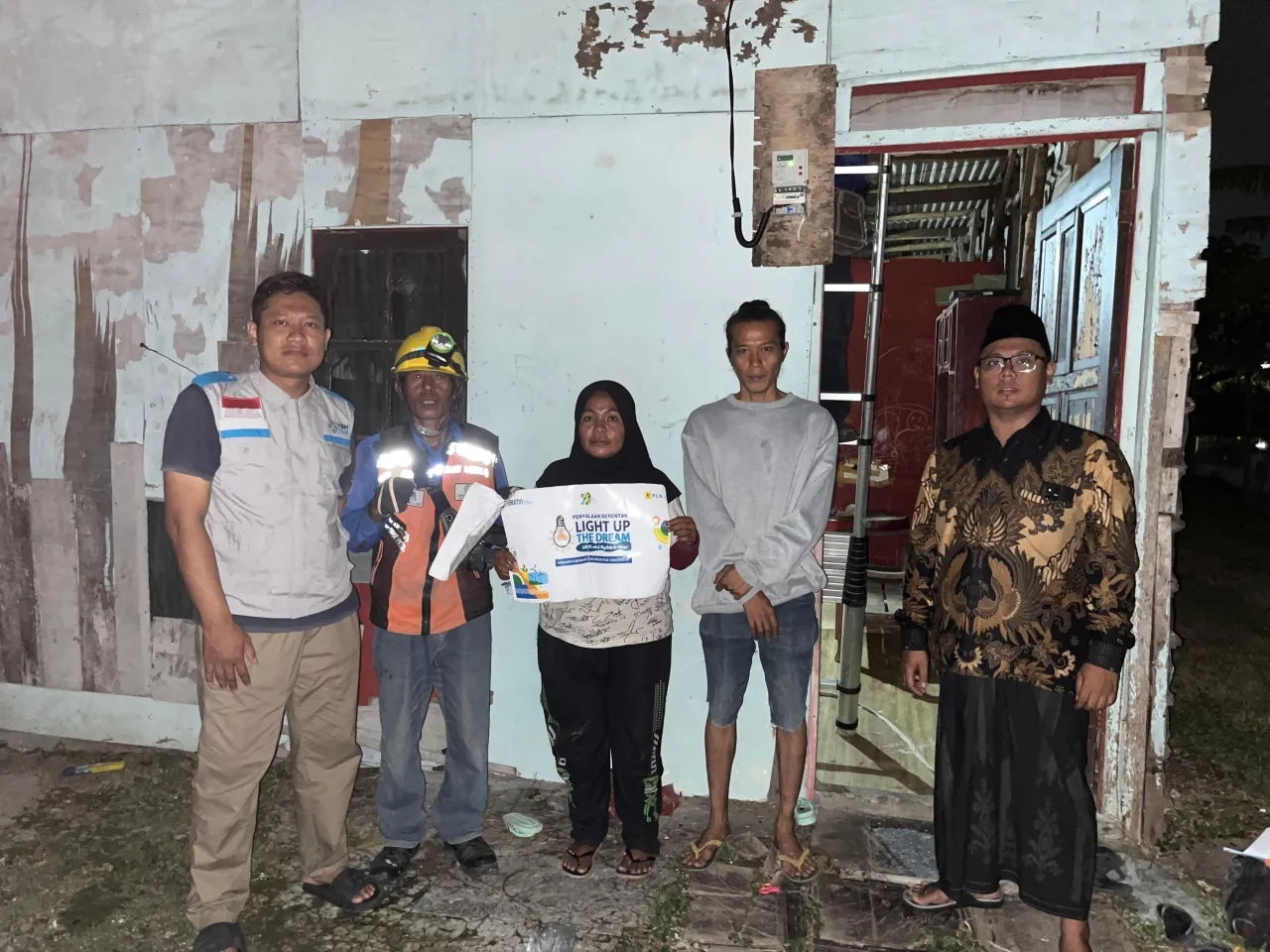 YBM PLN UIP JBTB Salurkan Program Berbagi Cahaya untuk Sahabat Seiman dan Pelaku UMKM di Gresik Selatan