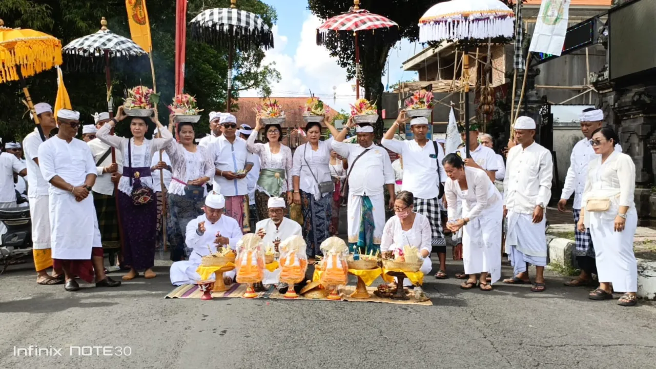 Prajurit Kodim 1619  Tabanan Laksanakan Bhakti Spiritual Melalui Persembahyangan Piodalan Pura Makodim 