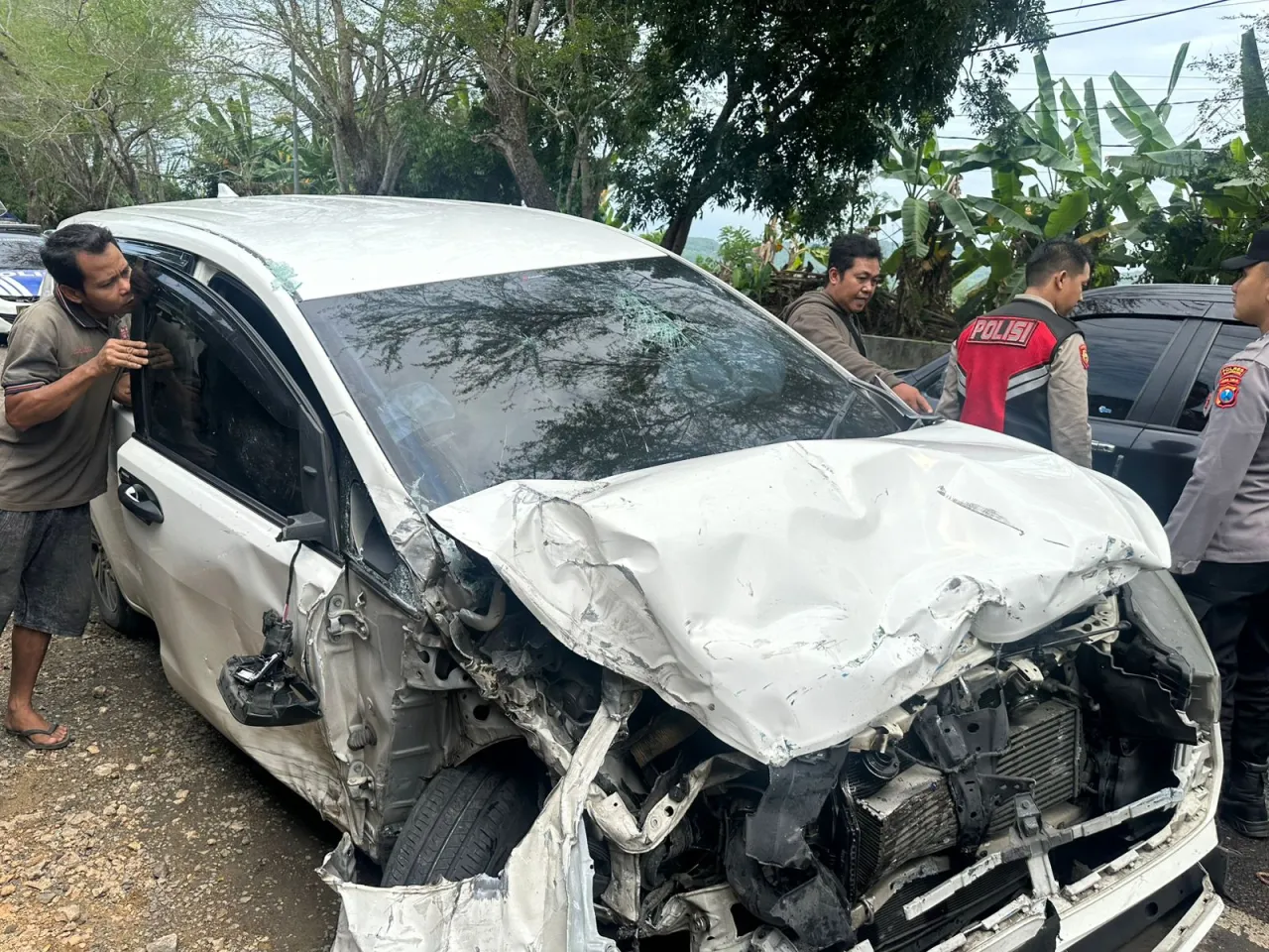 Kecelakaan Beruntun di Sampang, Satu Keluarga di Mobil Carry Luka-Luka