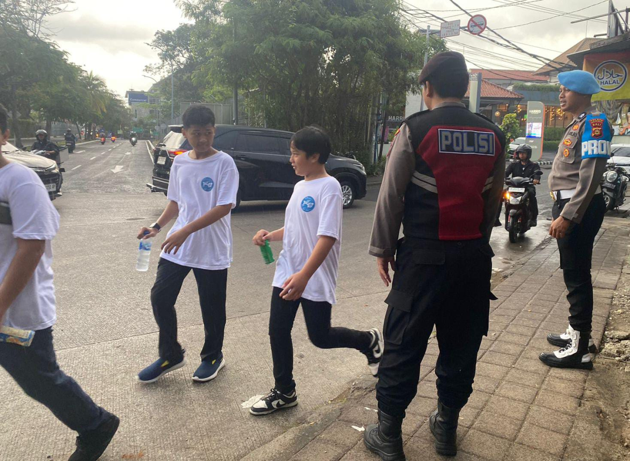 Polres Kawasan Bandara Kerahkan 13 Personel Amankan Jalan Santai Pesta Perak SMPK Soverdi