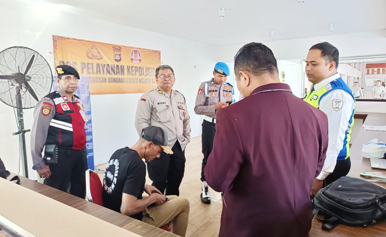 Personel Polres Bandara Ngurah Rai Layani WNA Yang Kesulitan Beli Tiket Akibat Kehilangan Tas di Kuta