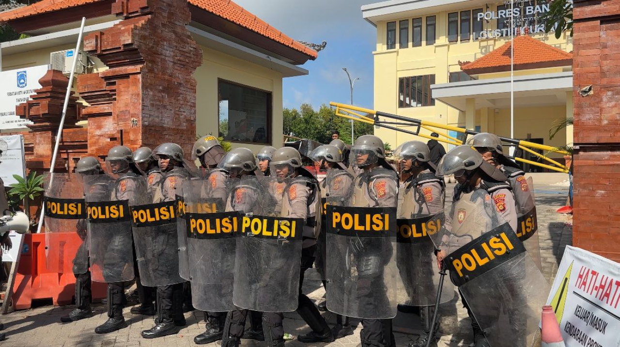 Polres Bandara Ngurah Rai Gelar Sispam Mako Untuk Tingkatkan Kesiapsiagaan Personel