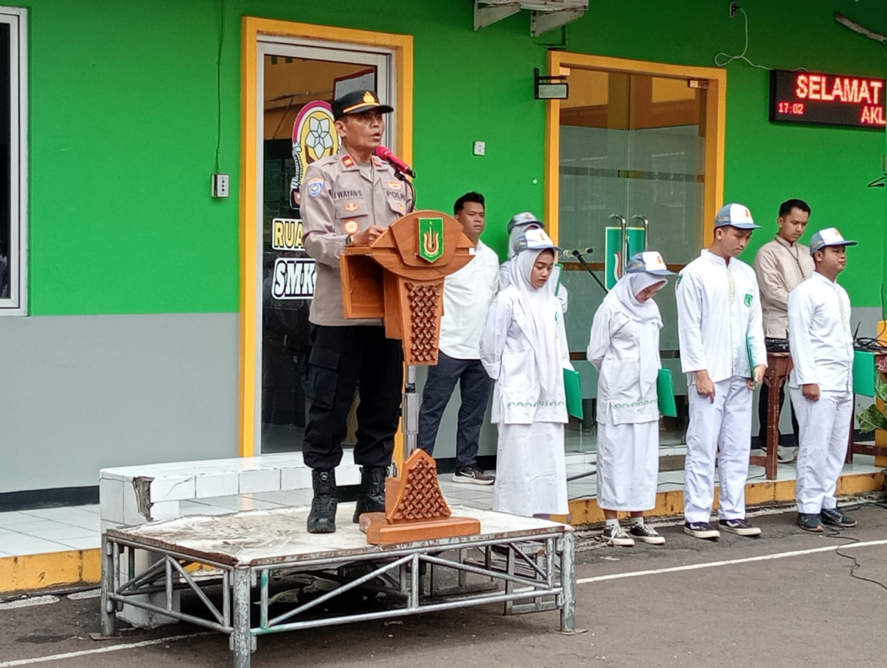 Kanit Binmas Polsek Kembangan Berikan Arahan Penting dalam Upacara Penurunan Bendera di SMK YMIK Joglo
