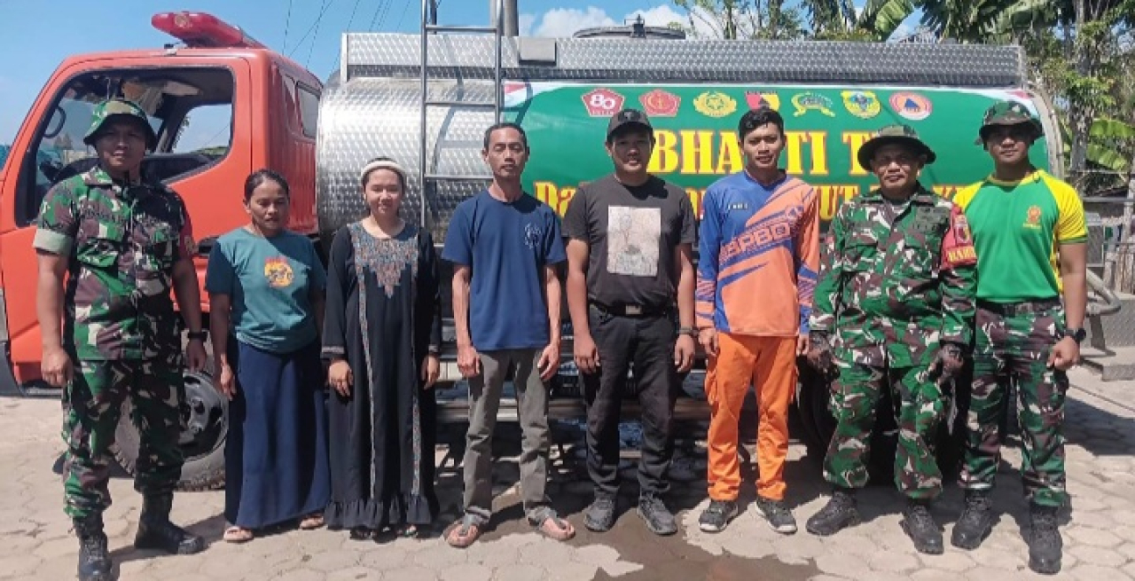 Anggota Koramil 01 Kota Kodim 0822 Bondowoso Mengawal Setetes Kebaikan untuk Warga Desa Purnama