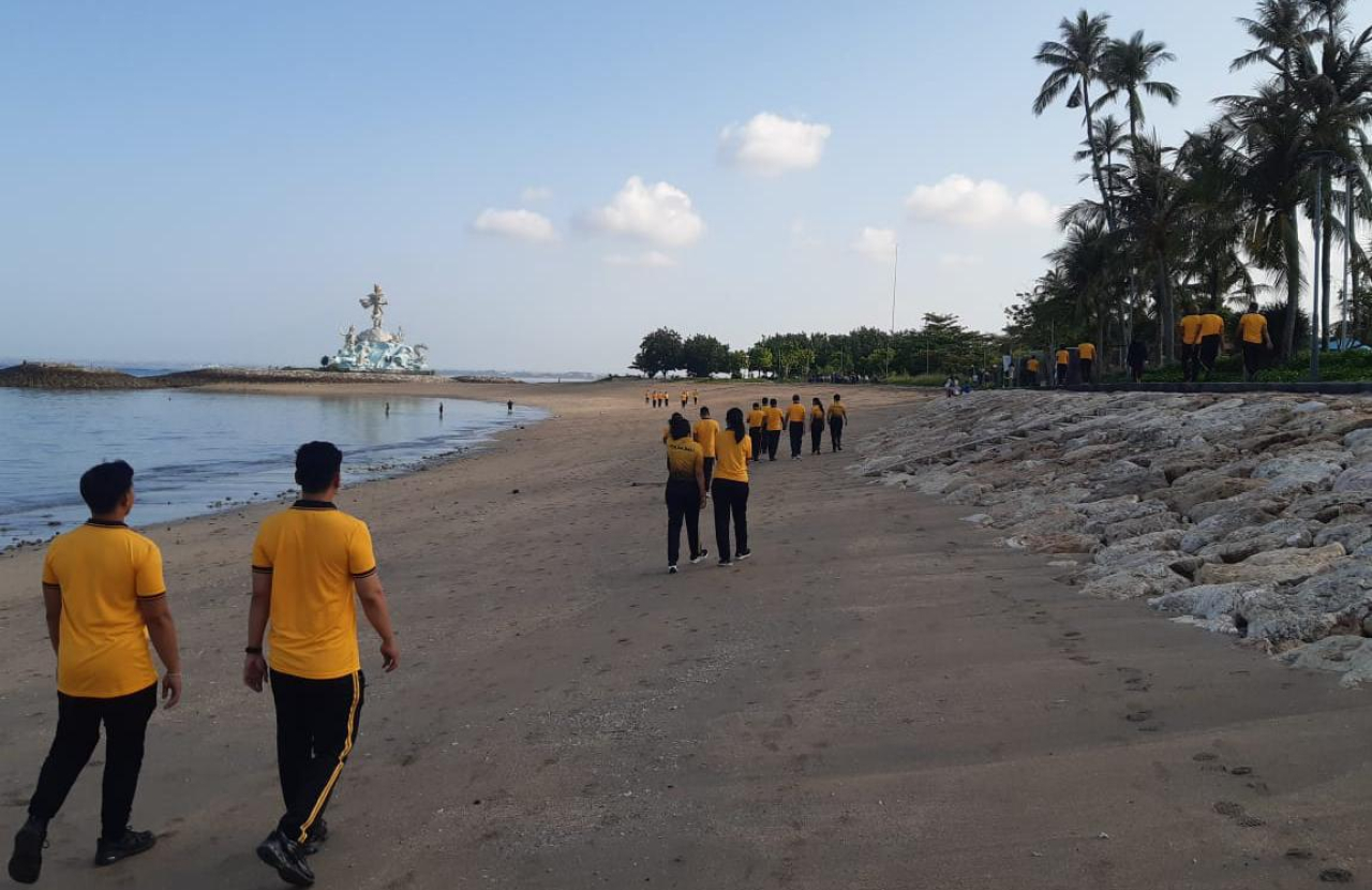 Polres Bandara Ngurah Rai Gelar Olahraga Jalan Santai di Pantai Sekeh