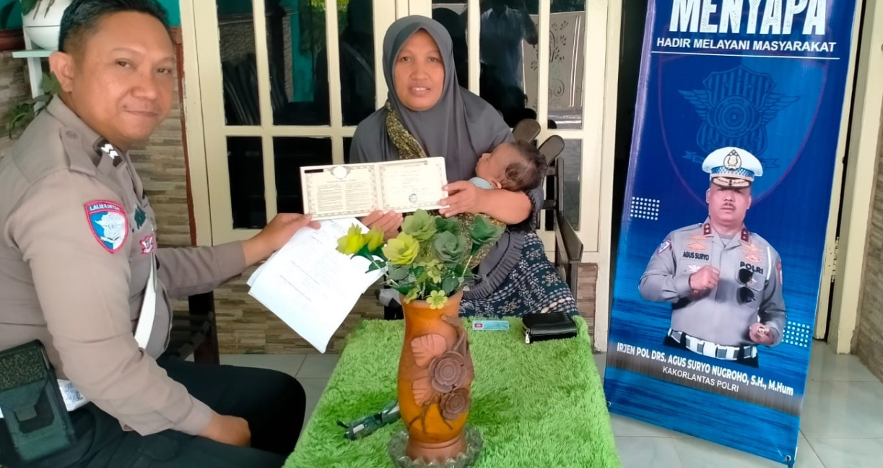 Polantas Menyapa: BPKB Polres Bangkalan Antar BPKB ke Pemilik yang Lupa Mengambil