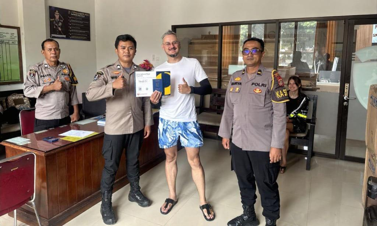 Sigap Profesional, Personel Pamapta di Bawah Koordinasi Ka SPKT Polres Bandara Ngurah Rai Berhasil Kembalikan Paspor WNA