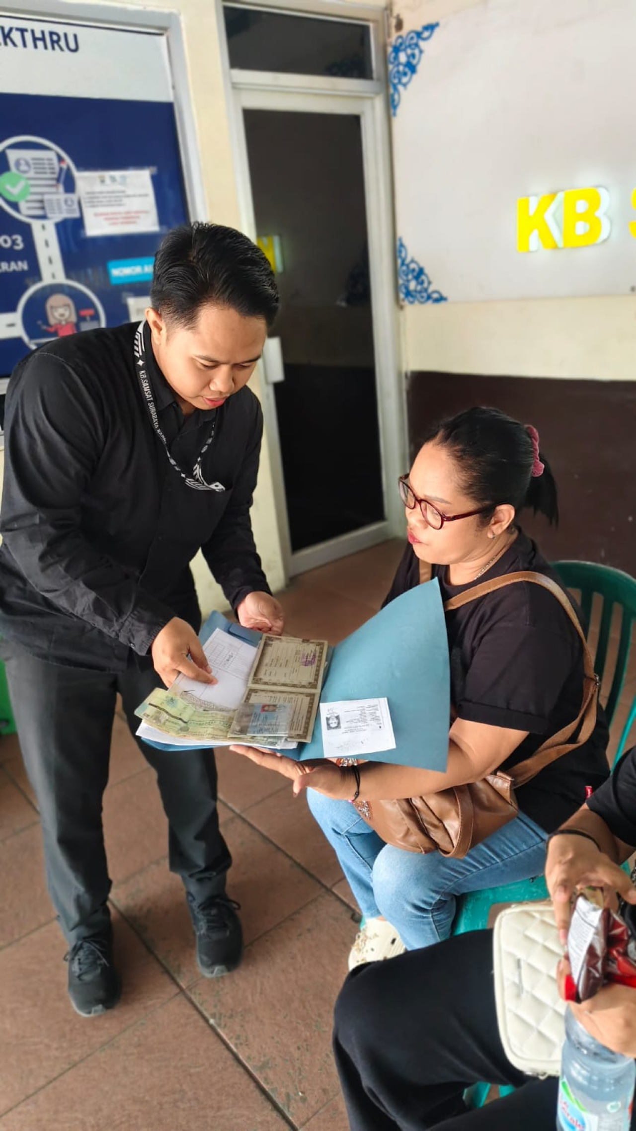 Program Polantas Menyapa, Anggota Samsat Surabaya Barat Tunjukkan Pelayanan Humanis Kepada Wajib Pajak