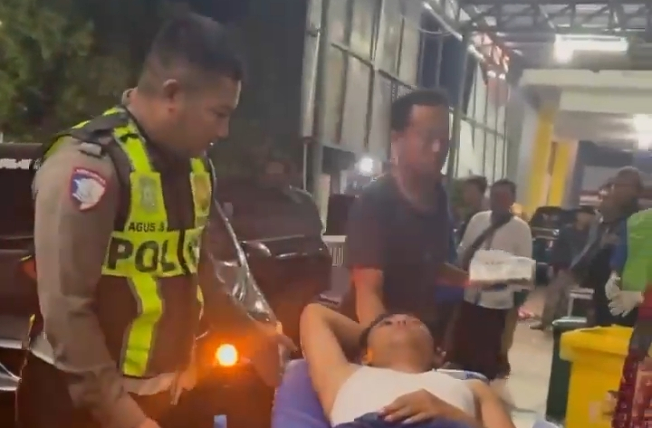 Sinergi Kemanusiaan: Satlantas Polres Sampang Kawal Ambulans Korban Laka Lantas