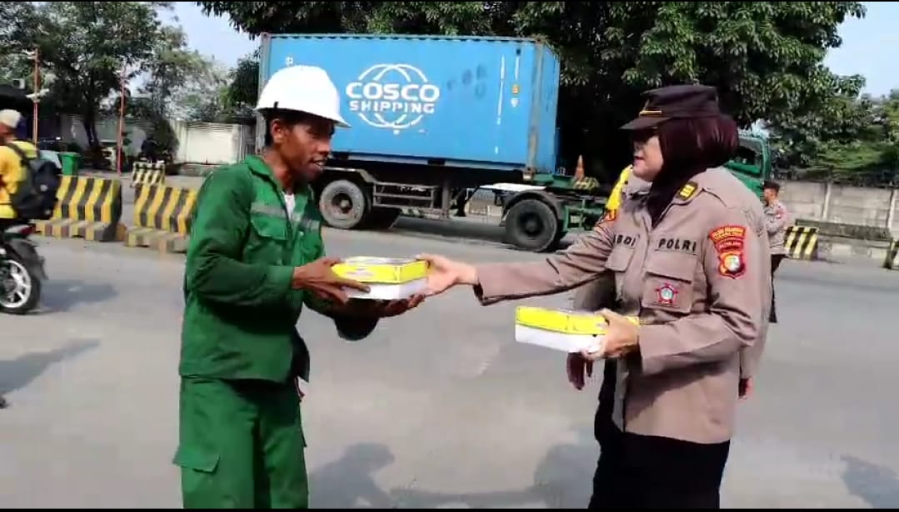 Polres Priok, Laksakan Jumat Peduli di Hari Jum’at Penuh Keberkahan untuk Sopir, Ojol, Buruh, dan Karyawan Kebersihan”