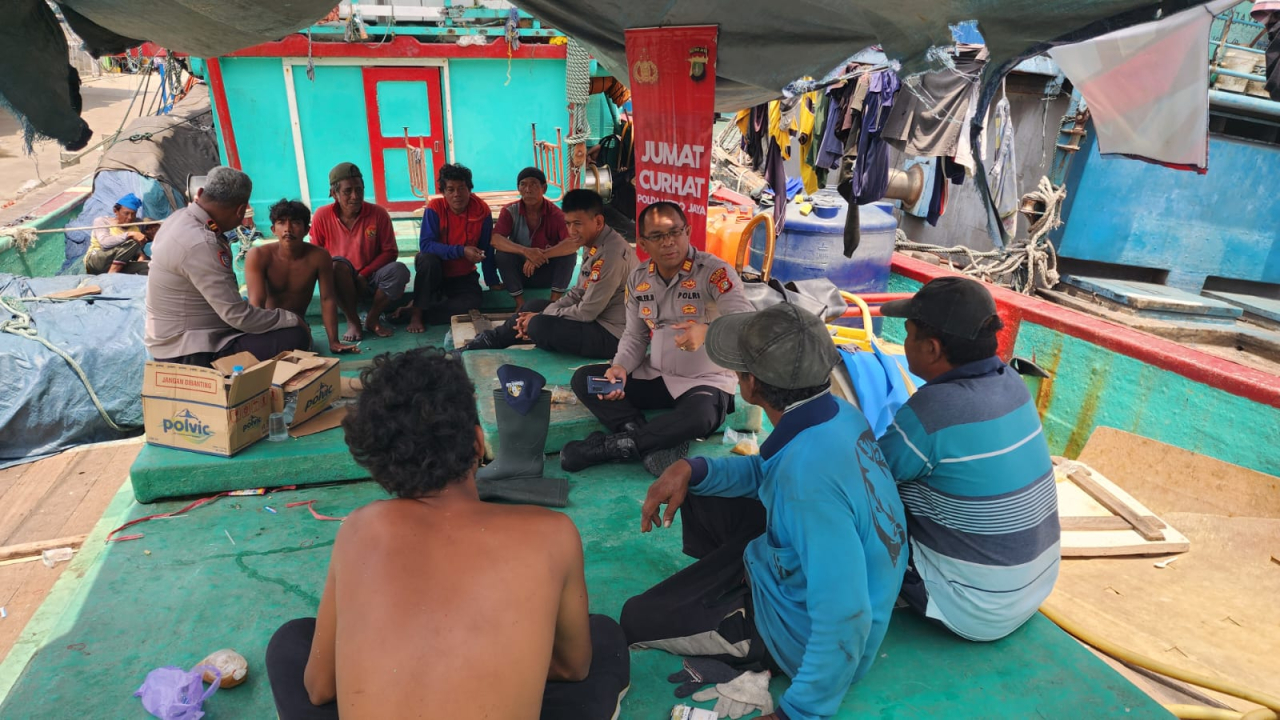 Polsek Sunda Kelapa Gelar Jumat Curhat Bersama ABK di Dermaga Muara Angke, Perkuat Sinergi dan Keamanan Pelabuhan. 