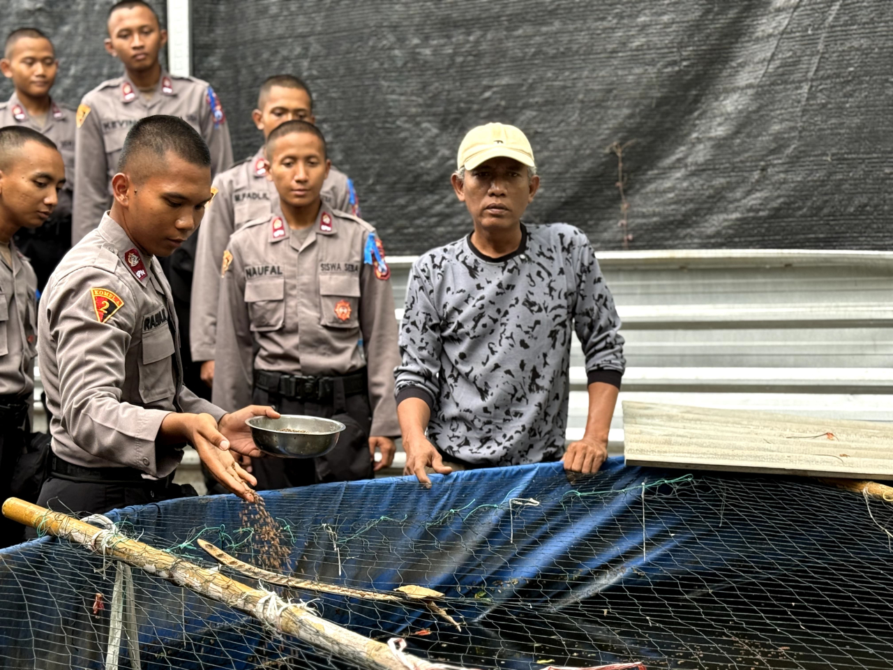 'Live In' : Siswa Diktukba SPN Polda Jatim Edukasi Budidaya Bandeng dan Jamur di Gresik
