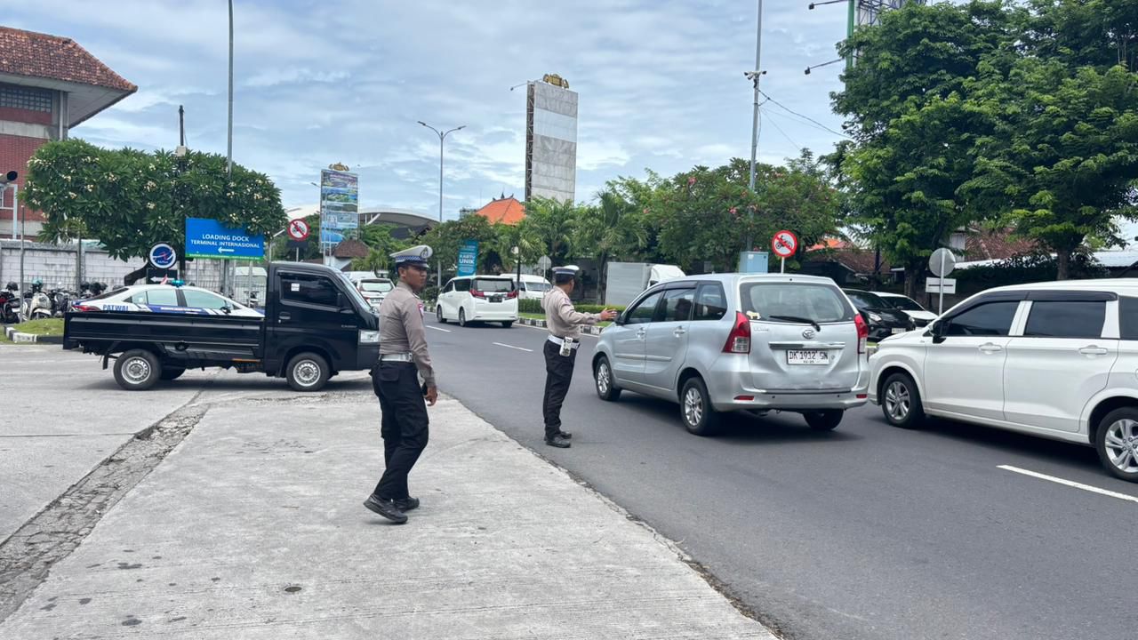 Sat Lantas Polres Bandara Kendalikan Kemacetan, Akses Menuju Bandara Tetap Lancar