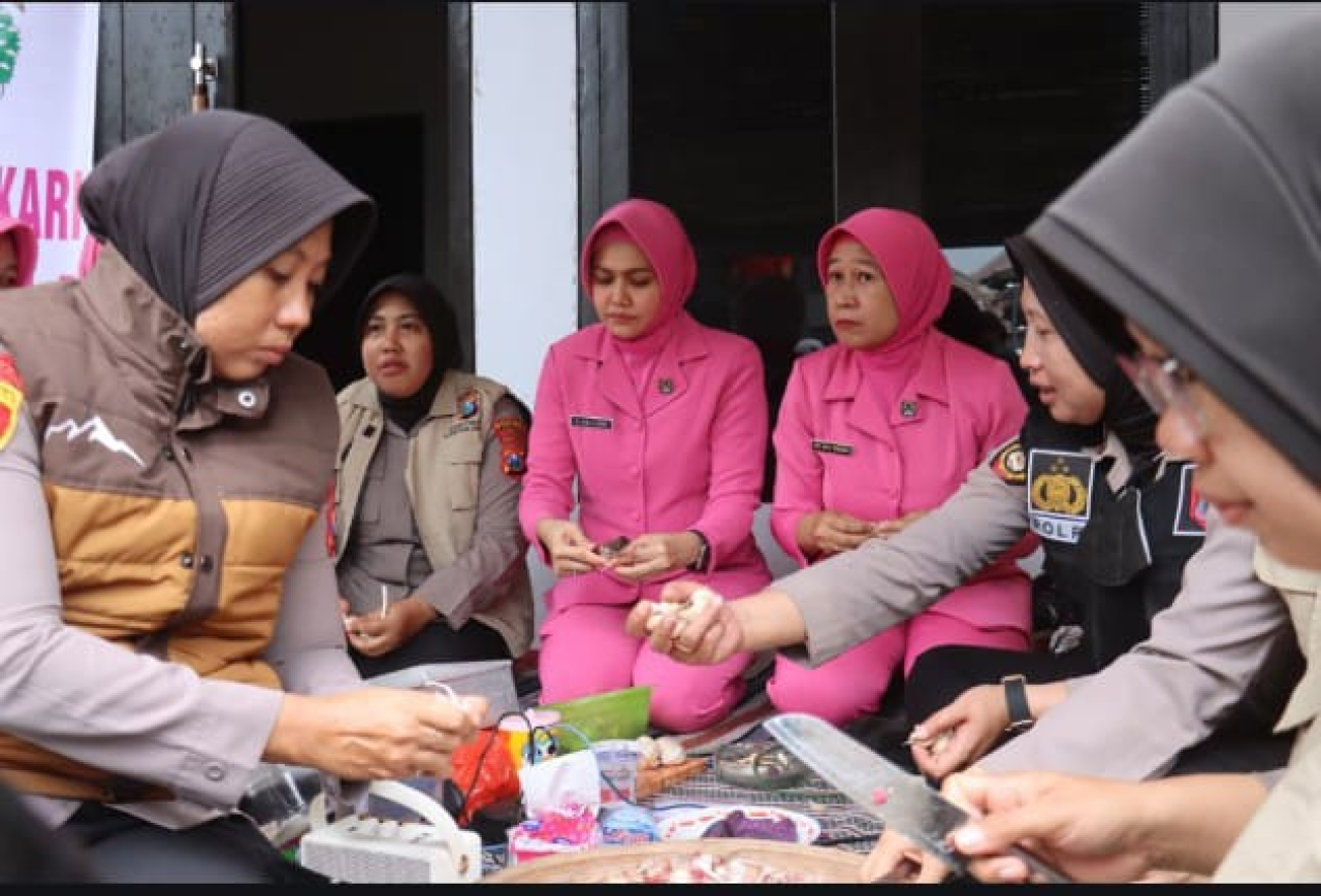 Brimob Polda Jatim Dirikan Dapur Lapangan untuk Warga Terdampak Erupsi Gunung Semeru