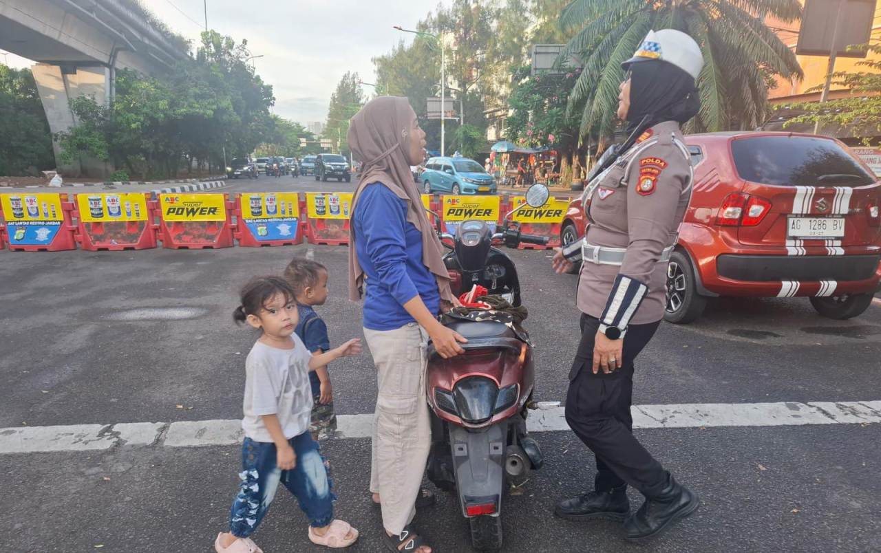 Sigap nya Kanit Lantas Cengkareng dan Anggotanya Membantu Ibu Pengendara Motor dan Anak nya Yang Sedang Mogok. 