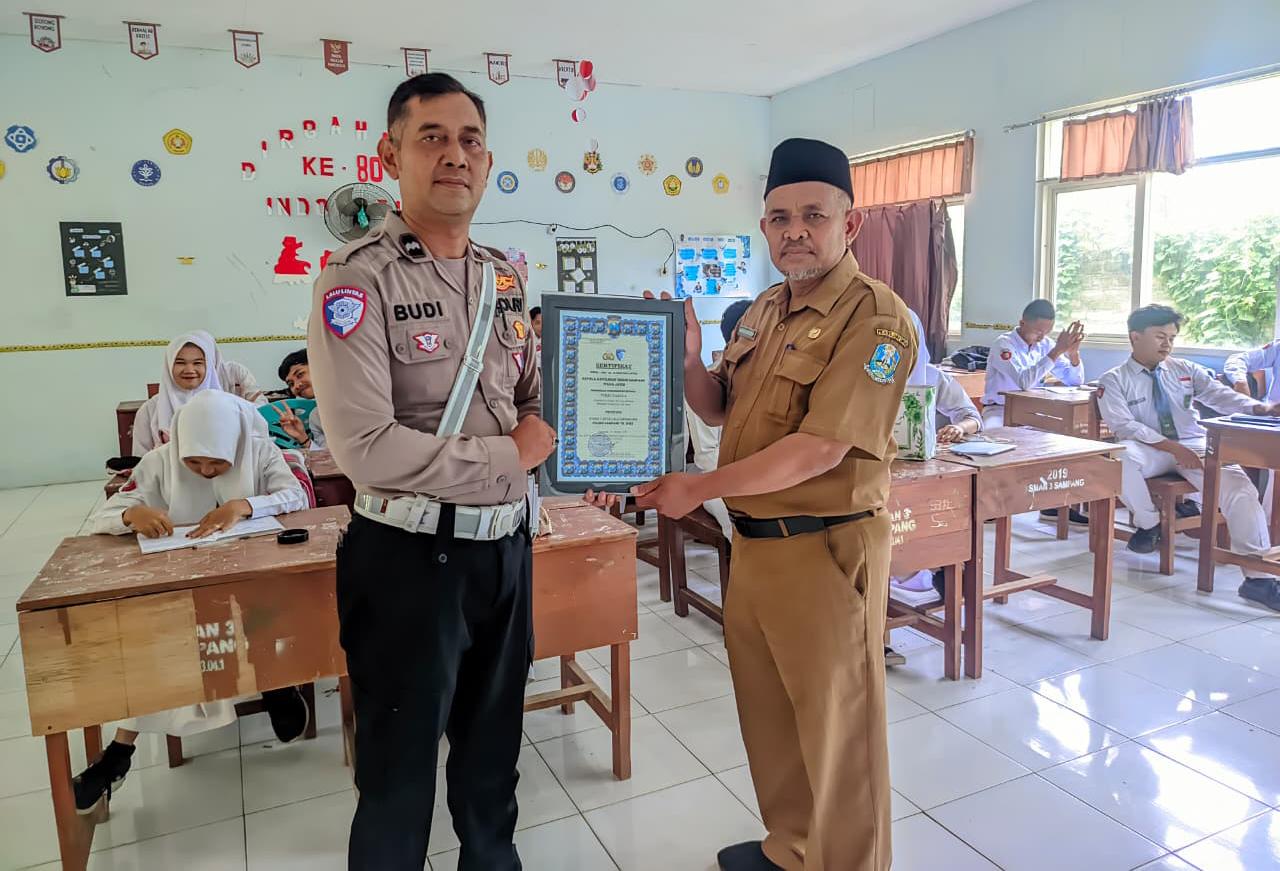 Satlantas Polres Sampang Gelar "Police Goes to School", Edukasi Tertib Lalu Lintas dan Nobatkan Duta Lantas