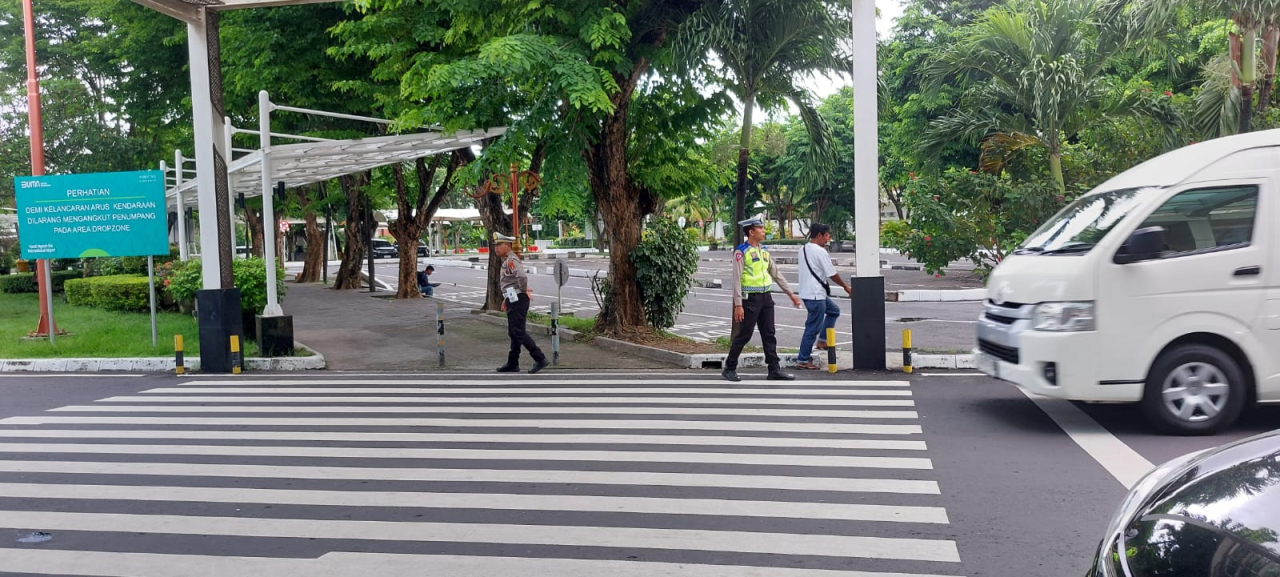 Polres Bandara Ngurah Rai Atur Arus Kendaraan di Area Keberangkatan Domestik