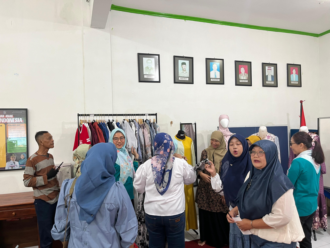 Ibu-Ibu Tuwowo Berdaya, KUC Sartika Dewi binaan YBM PLN UIP JBTB Hasilkan 85 Produk Pakaian dalam Empat Bulan Pelatihan