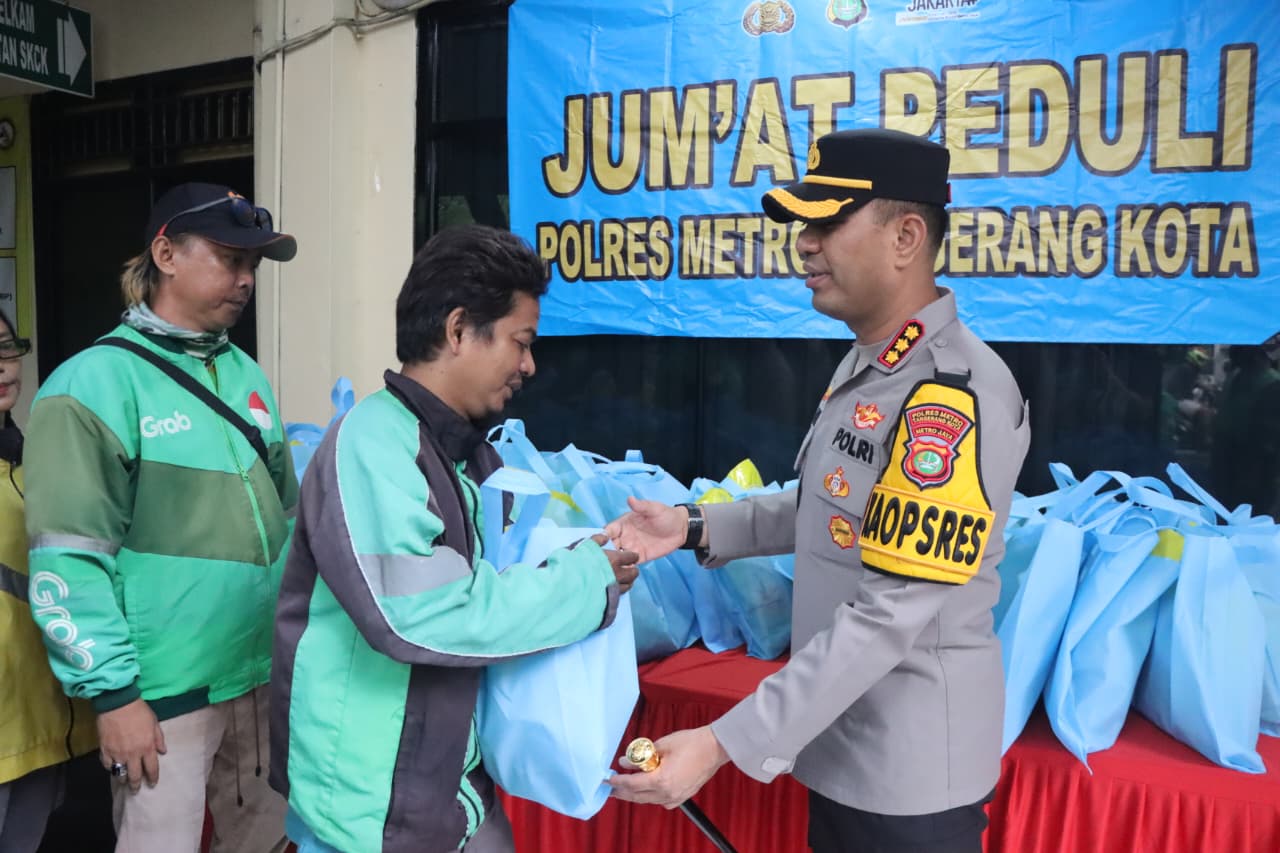 Kapolres Metro Tangerang Kota Bagikan Sembako untuk Pengemudi Ojol dalam Program Jumat Peduli*