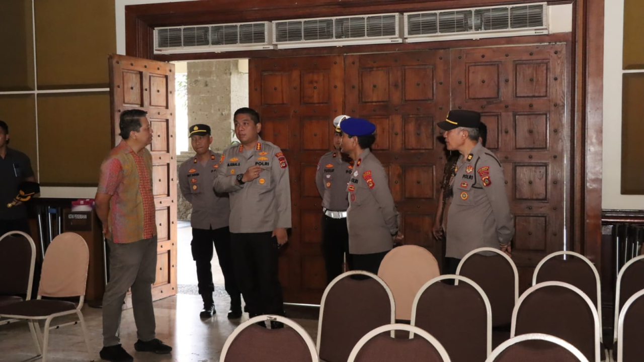 Kapolresta Denpasar Sambangi Gereja GBI Rock Lembah Pujian, Cek Kesiapan Pengamanan Jelang Nataru 2025 - 2026