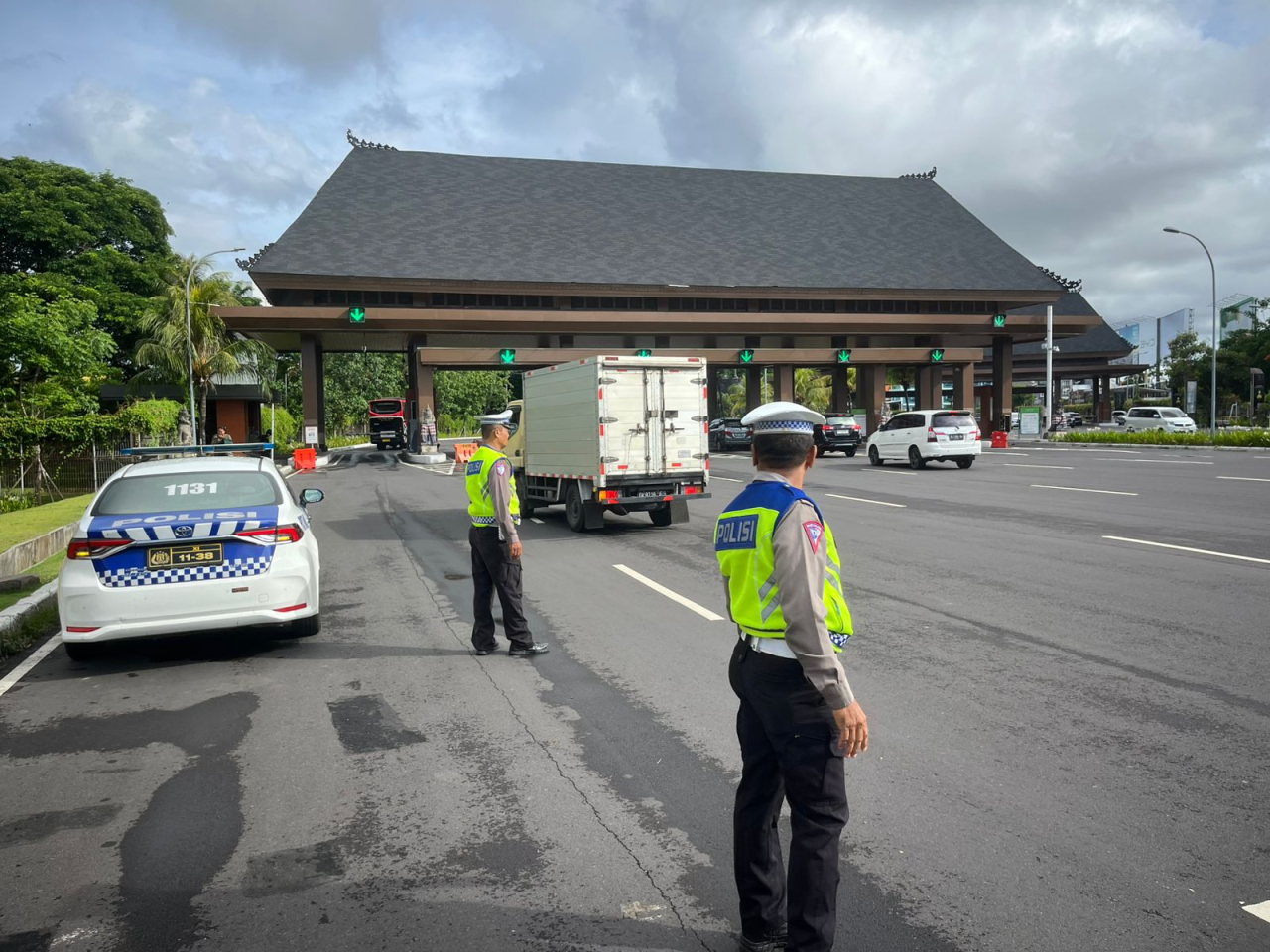 Operasi Lilin Agung 2025, Satgas 3 Kamseltibcarlantas Polres Bandara Ngurah Rai Amankan Jalur Protokol Bandara