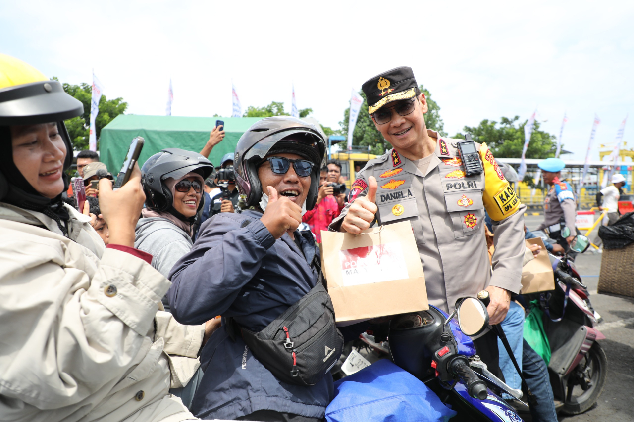 Kapolda Bali Bersama Menhub RI dan Kakorlantas Polri Bagikan Bingkisan kepada Pemudik di Pelabuhan Gilimanuk
