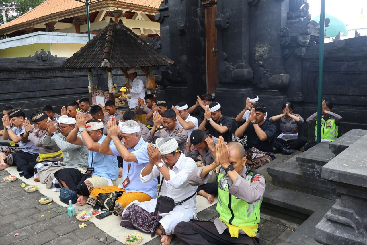 Polres Bandara Ngurah Rai Gelar Sembahyang Bersama Tutup Tahun 2025
