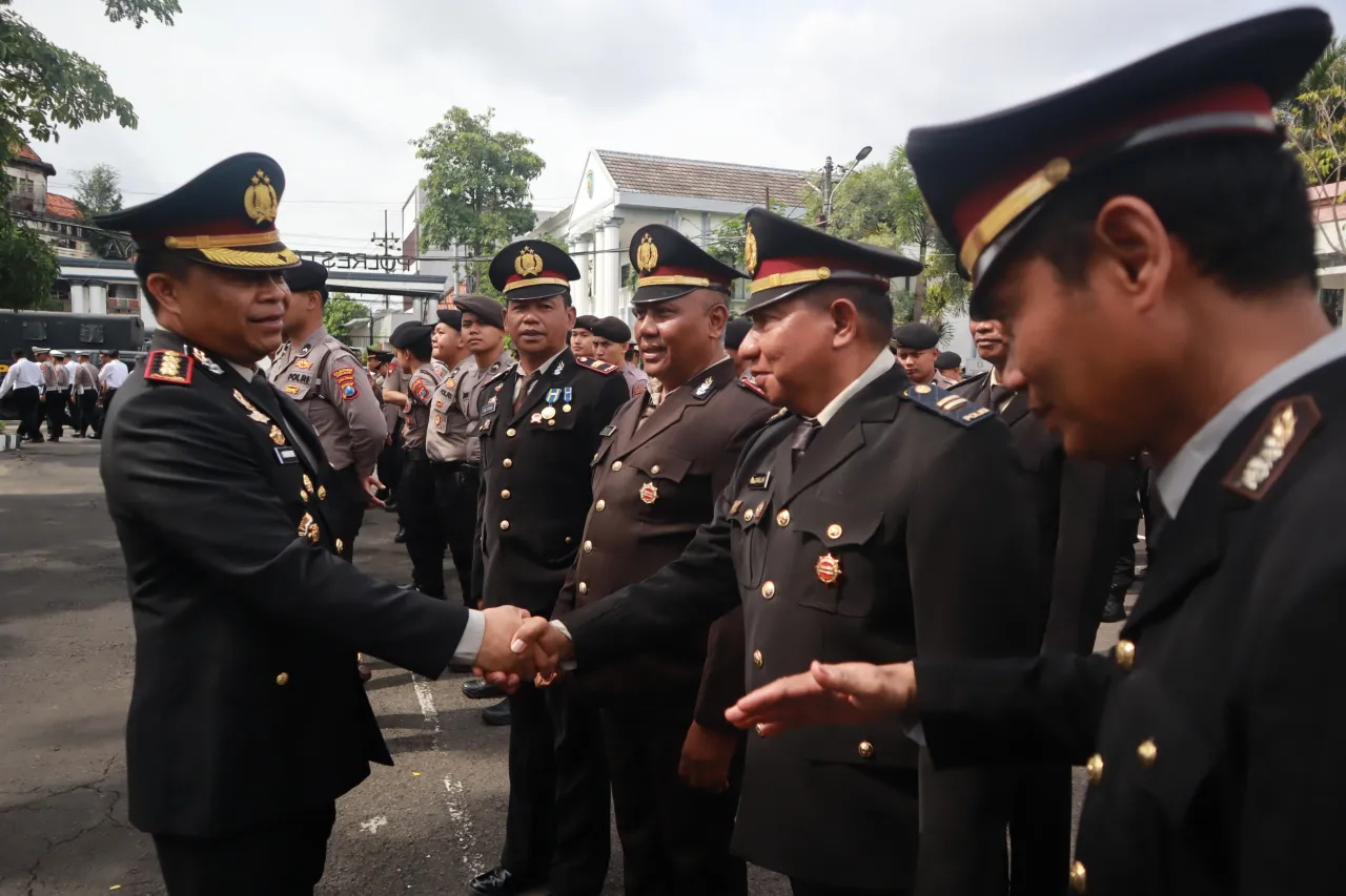 Kapolrestabes Surabaya Sematkan Satya Lencana Pengabdian dan Lantik Pejabat Kasatres PPA–PPO