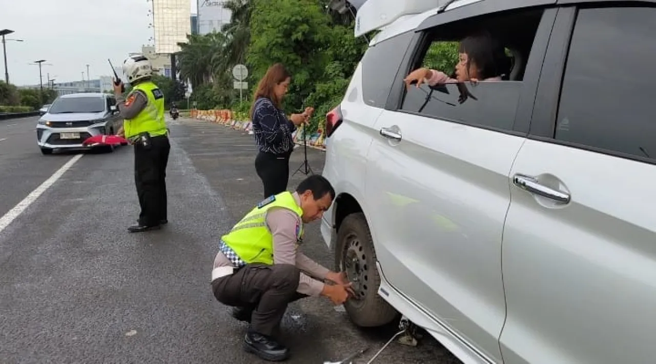 Sigap nya Satlantas Bandara Soetta Melakukan Pertolongan kepada Pengendara Mobil Yang Mengalami Pecah Ban. 