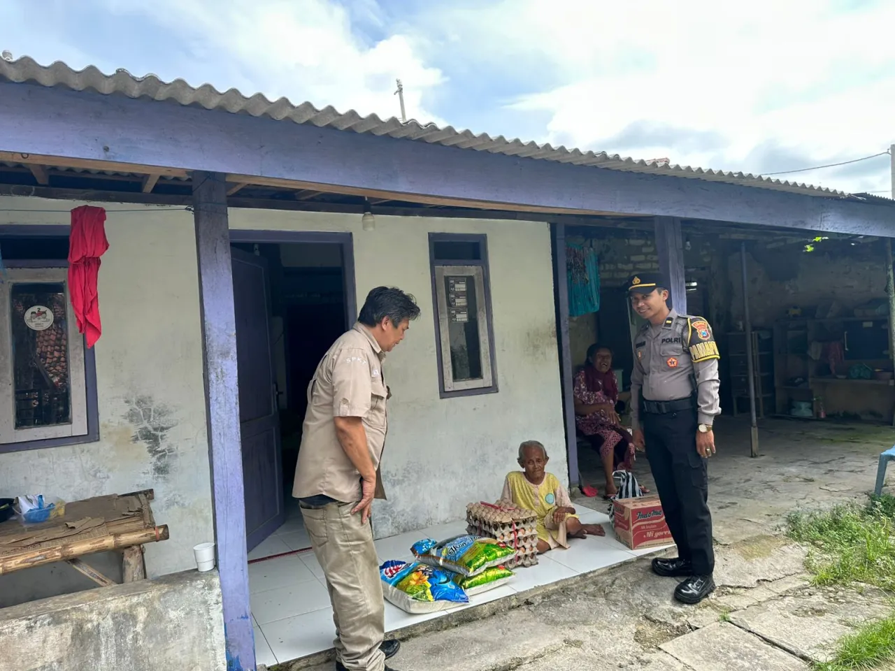 Kepedulian Tanpa Batas, Pamapta  SPKT Polres Sampang Ulurkan Bantuan untuk Lansia Kurang Mampu