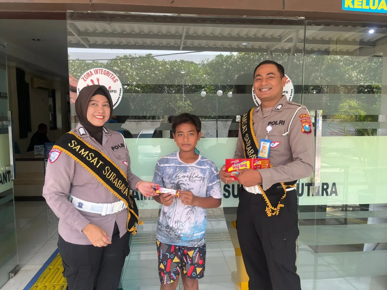 Semarak Hari Valentine, Samsat Kenjeran Berbagi Cokelat untuk Wajib Pajak